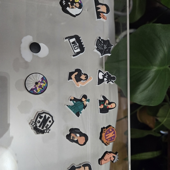 🖤5/$25🐝 Wednesday Addams 15 peice Show Charms Crocs NWOT - Picture 2 of 2